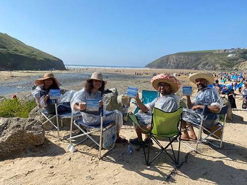 Picture of an artlesson for a group on Mawgan Porth Beach, Art at the Beach.