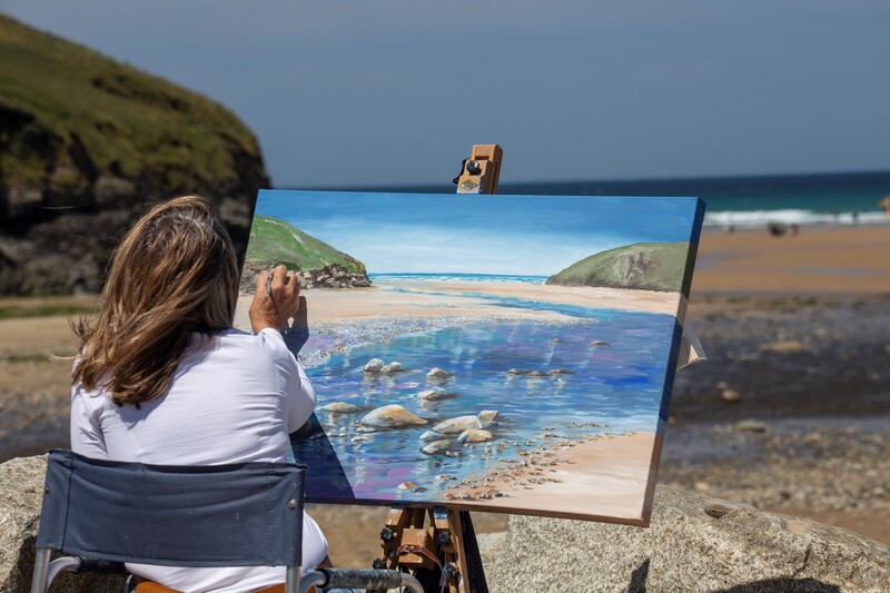 Jeanni painting a seascape on beautiful Mawgan Porth.
