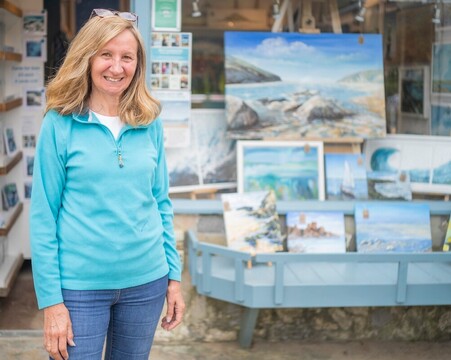 Picture of jaenni at her shop at Mawgan Porth, Cornwall. Art lessons and Artworks. Art Gallery Mawgan Porth